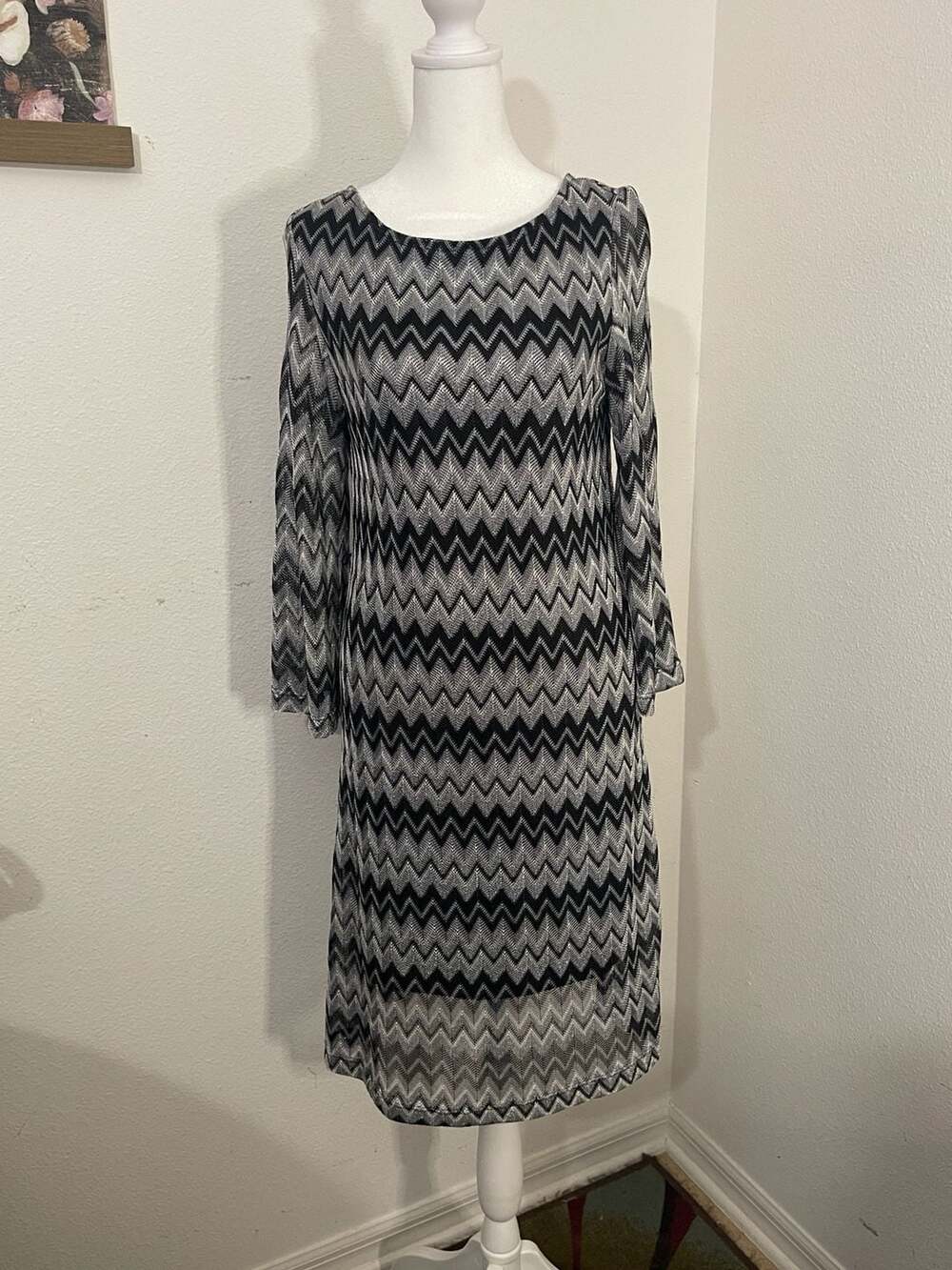 Sharagano Women's Black and Silver Chevron Zig-Zag Patterned Midi Dress 10